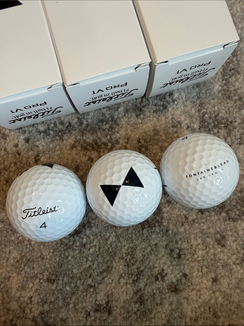 Fontainebleau Titleist Golf Balls Set - Picture 2 of 5